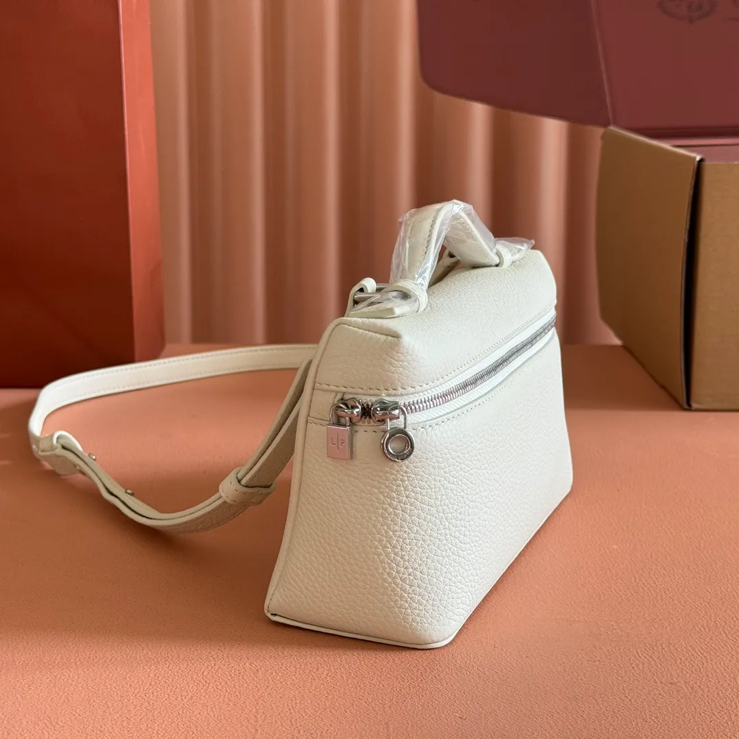 p1160💋💋💋【Original leather all-steel configuration counter complete package】 𝐋𝐨𝐫𝐨 𝐏𝐢𝐚𝐧@ Extra pocket L19 series handbag/crossbody bag The most comfortable life is when it is not defined, just like loro The material design of pian@ does not require complicated design styles. The simple and soft outline is elegant and durable, like an exquisite cosmetic case, which perfectly balances appearance and functionality. The leather is delicate and feels as soft as butter. The small bag has a large capacity. It is not only portable with a thin shoulder strap, but can also be worn cross-body. Sisters who have a special liking for minimalist style can buy it. It is simple and versatile. The simpler, the more different. Stars and Instagram celebrities are all planting it. There are two sizes of 19 cm and 27 cm. One is exquisite and casual, and the other is elegant and grand. Size: Small: length 19×width 7×height 12cm (